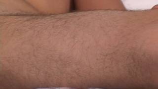 Mac aime bien toucher son pénis et ça se voit