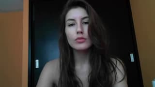 Une nana qui se masturbe avec intensité Une nana qui se masturbe avec intensité