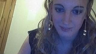 Cette nana va faire un super strip-tease