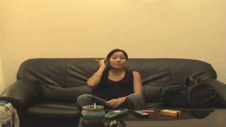 Une asiate fumeuse découvre le sexe avec une grosse bite Une asiate fumeuse découvre le sexe avec une grosse bite