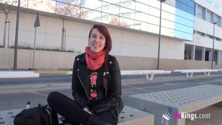 Jeune rouquine latine pour une scène XXX