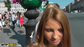 Madelyn les aborde dans la rue Madelyn les aborde dans la rue