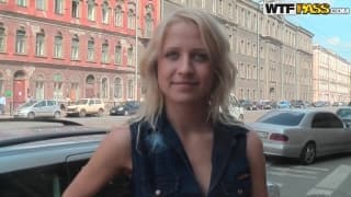 Ils baisent une blonde croisée dans la rue.