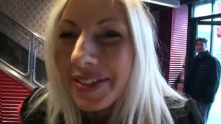 Une blondasse sexy pour quelques queues ! Cunnilingus, Blowjob, Missionnaire, Cowgirl Inversée, Ejac sur Seins