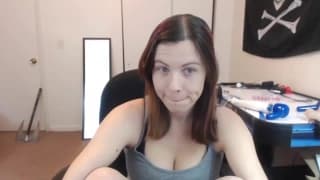 Une nana avec des gros seins jouit Une nana avec des gros seins jouit