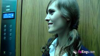 Une salope va dominer un homme plus vieux Une salope va dominer un homme plus vieux