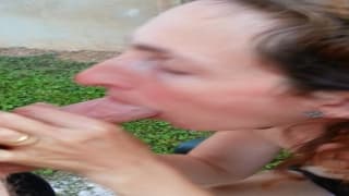 Cette milf suce son mec sur la terrasse