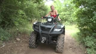 En pleine nature cette blondasse se touche En pleine nature cette blondasse se touche