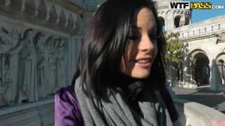 Une magnifique brune en extérieur ! Une magnifique brune en extérieur !