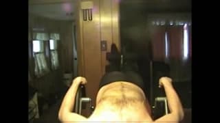 Un gay en collant se masturbe pour vous