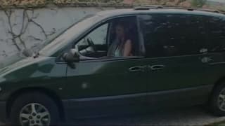 Elle jouit en chevauchant une grosse bite Elle jouit en chevauchant une grosse bite