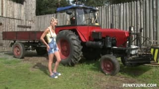 Pinky June qui prend du plaisir en extérieur