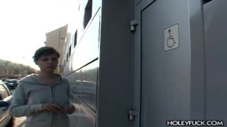 Pavlina adore les gloryholes ! Pavlina adore les gloryholes !