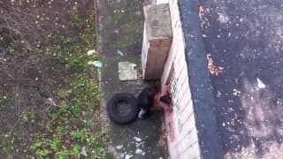 En extérieur il démonte sa compagne