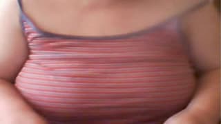 Exhibe ses énormes seins naturels