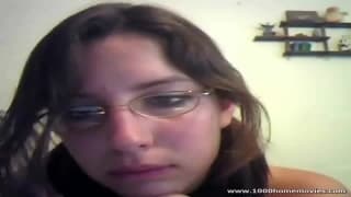 Elle caresse sa jolie chatte devant sa webcam Elle caresse sa jolie chatte devant sa webcam