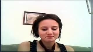 Elle se masturbe avec une wiimote Elle se masturbe avec une wiimote