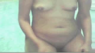 elle expose ses petits seins devant la webcam