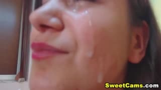 Une dose de sperme sur son jolie visage Une dose de sperme sur son jolie visage