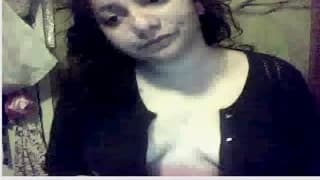 Elle expose ses gros seins à la webcam