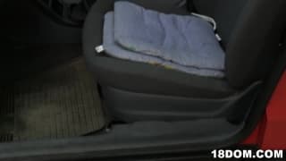 Baisées par leurs instructeur d'auto école Baisées par leurs instructeur d'auto école
