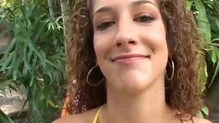 Elel s'abandonne au plaisir solitaire Elel s'abandonne au plaisir solitaire