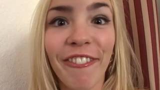 Elle jouit avec un gode et un vibromasseur Elle jouit avec un gode et un vibromasseur