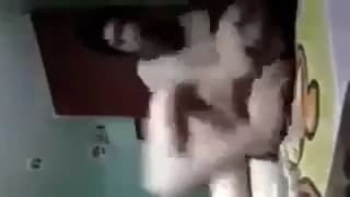 Une belle asiatique suce une grosse bite