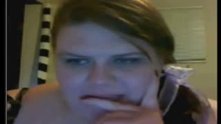 Elle aime exhiber ses rondeurs devant la cam Elle aime exhiber ses rondeurs devant la cam