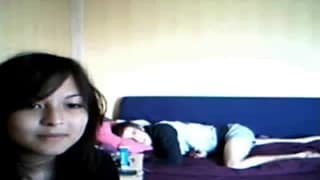 Ils baisent sur le canapé devant la webcam Ils baisent sur le canapé devant la webcam