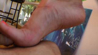 Alison Tyler et Roxy Raye lèchent leurs pieds Alison Tyler et Roxy Raye lèchent leurs pieds