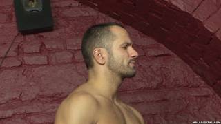 Il suce sa grosse queue puis se fait enculer