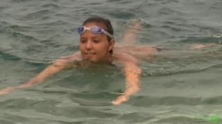 Une jolie teen qui s'exhibe sur la plage Une jolie teen qui s'exhibe sur la plage