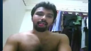 Ce beau brun se doigte le cul devant sa webcam Amateurs, Brun, Branlette, Webcam Gay, Homme Poilu