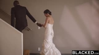 Sophia Leone suce une grosse queue noire