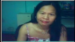 Aujourd'hui, cette femme gourmande se masturbe