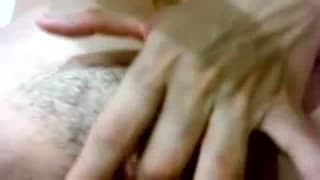 Glisser des doigts dans sa vulve poilue