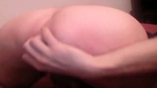 Un bon gode dans le cul pendant la branlette