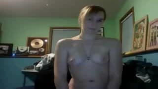Devant sa webcam, elle s'amuse bien Devant sa webcam, elle s'amuse bien