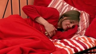 Dès le réveil, elle commence à se masturber Dès le réveil, elle commence à se masturber