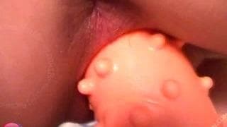 Une cochonne se masturbe avec un jouet Une cochonne se masturbe avec un jouet