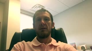 Sur le plumard il va la faire jouir ! Sur le plumard il va la faire jouir !