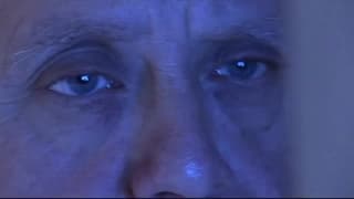 Baisée à plusieurs et surveillée par un vieux Baisée à plusieurs et surveillée par un vieux