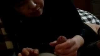 Asiatique brune qui va bien le sucer !