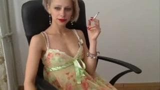 Cette blondasse fumeuse s'exhibe bien