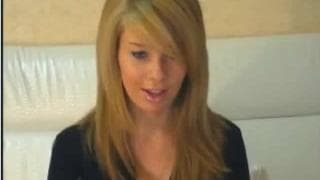 Une petite blonde nous fait un striptease Une petite blonde nous fait un striptease