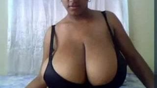 Qui a déjà vu des seins aussi énormes ? Qui a déjà vu des seins aussi énormes ?