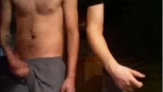 Deux gay amateurs se branlent devant la webcam Deux gay amateurs se branlent devant la webcam