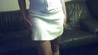 Sur le canapé, elle se caresse généreusement