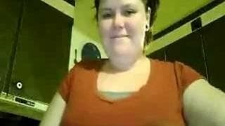 Une chubby gourmande exhibe sa plastique